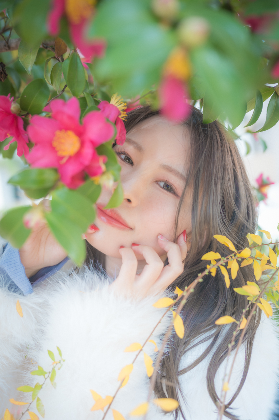 白いワンピースと帽子姿で寝そべるKOYUKI