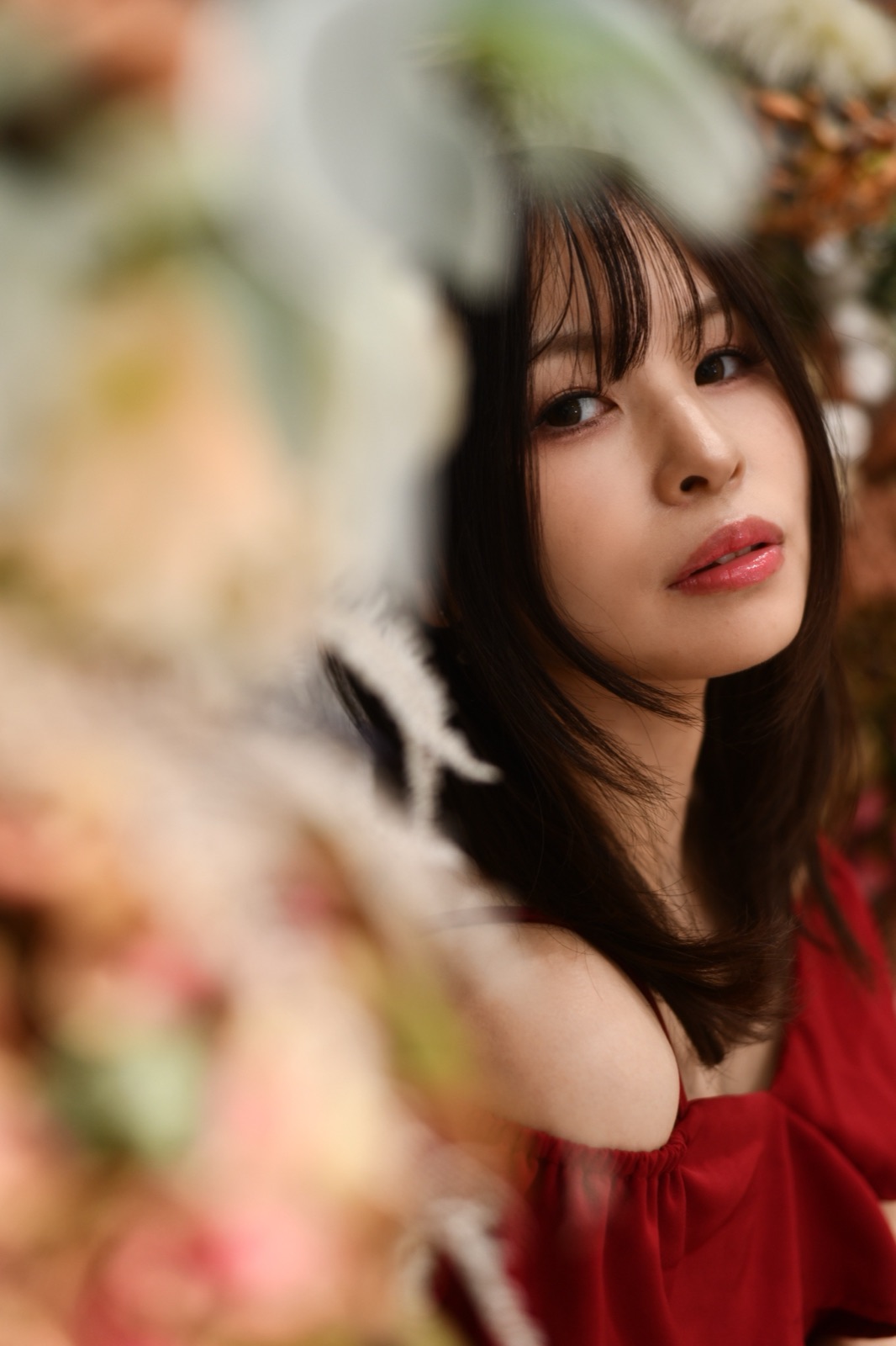 赤いドレスで竹林を背景にしたKOYUKI