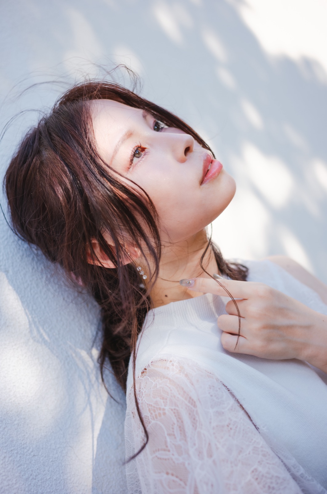ビーチでいちごのボールを持つKOYUKI