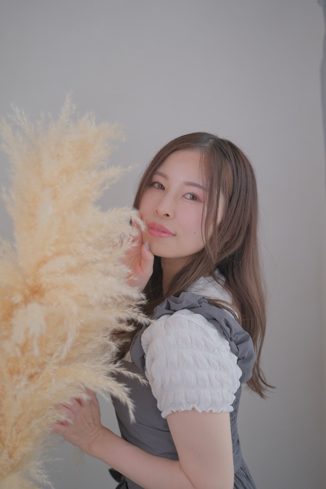 ドライフラワーを手にしたKOYUKI