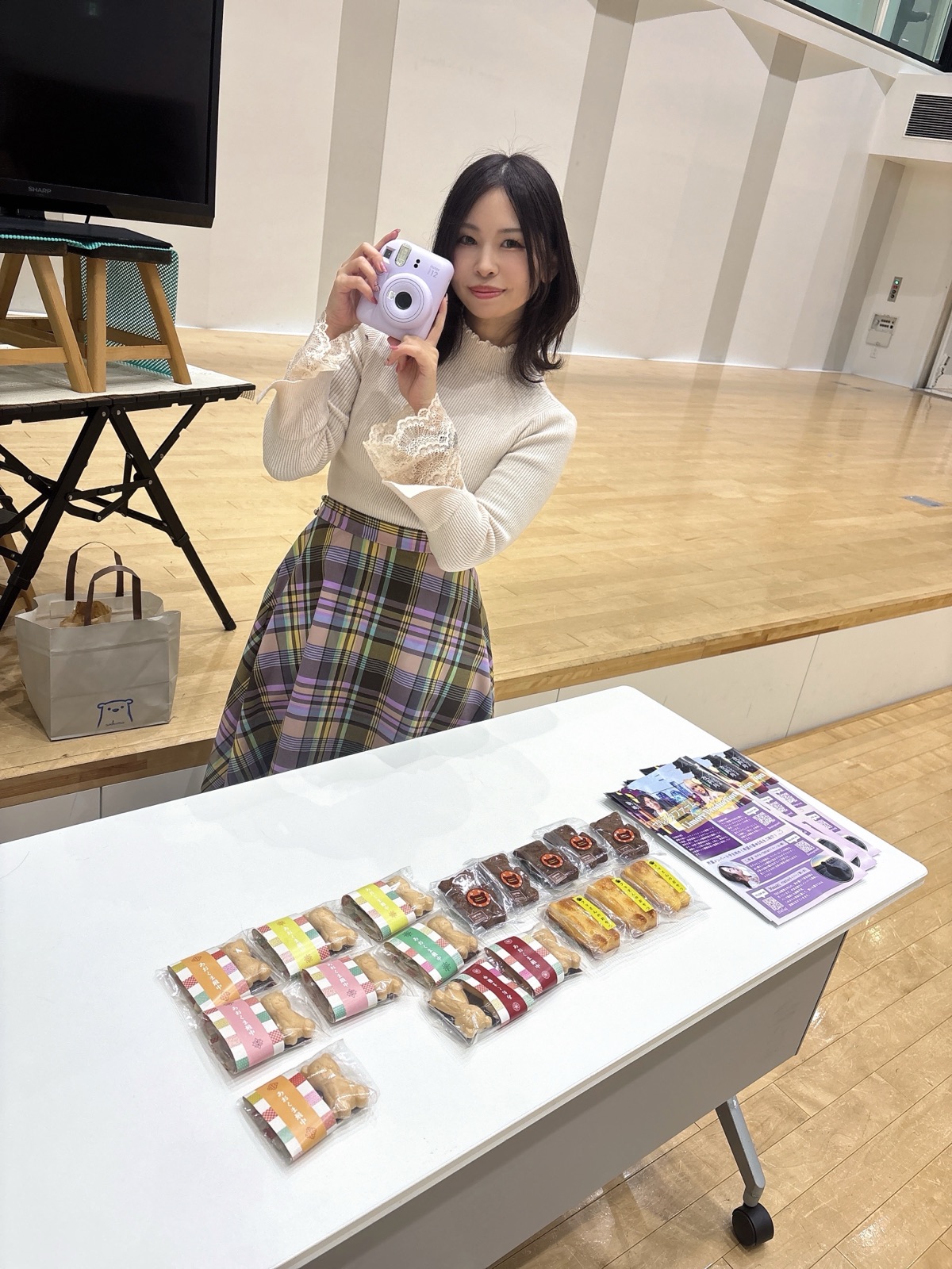 イベント会場でチェキを構えるKOYUKI