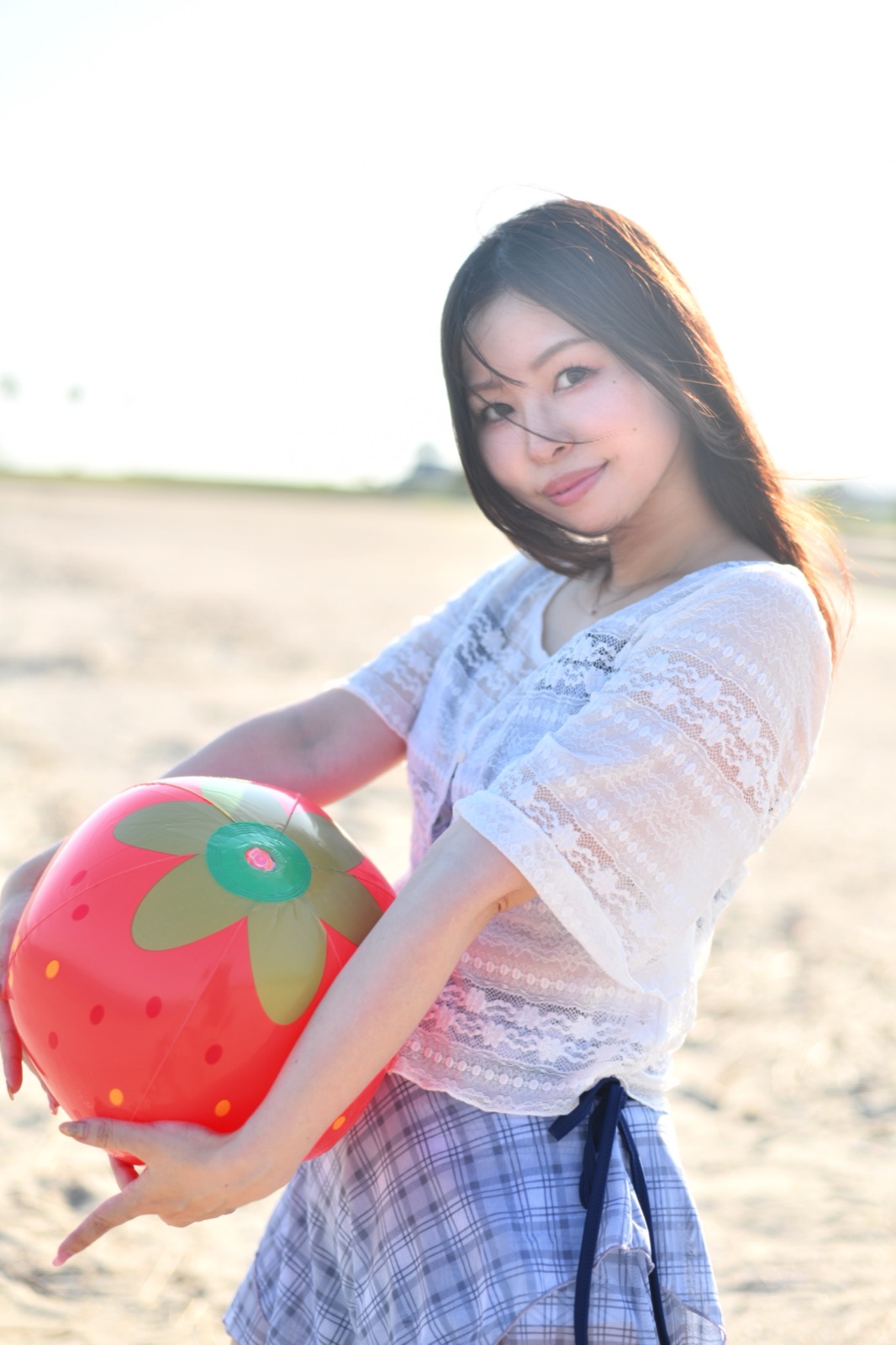赤いドレスで竹林を背景にしたKOYUKI（別カット）